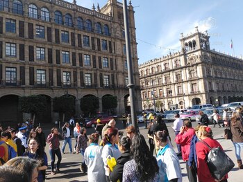 Personas salen al Zócalo después