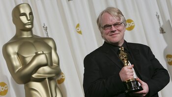 En 2006, con el Oscar como Mejor Actor por su papel en “Capote” en el Kodak Theater de Hollywood (Michael Goulding/Orange County Register/KRT)