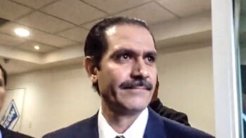 Antes de dejarlo en libertad,