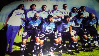 Ángel Flores posta como un