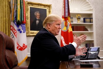 El presidente estadounidense Donald Trump conversa con The New York Times durante una entrevista exclusiva el 31 de enero de 2019 en el Despacho Oval de la Casa Blanca, en Washington (Tom Brenner para The New York Times)