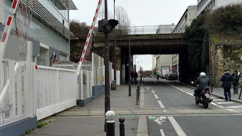 El último paso a nivel de París: es para la vía que lleva los trenes hacia el taller de revisión