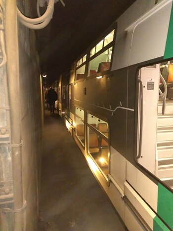 Un tren de la línea A de RER (tren de suburbio que atraviesa París en 18 minutos). Aquí, estacionado. Se ve el pasillo por donde desciende el personal. El tren mide más de 200 metros, tiene dos pisos, y puede transportar 2.600 pasajeros por vez