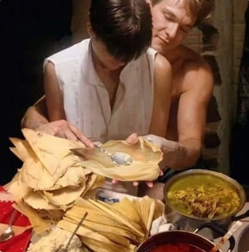 La famosa escena de la película “Ghost” con Patrick Swayze y Demi Moore es recreada con tamales (Foto: Redes Sociales)