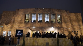 Vista del edificio donde se realizó el funeral del guionista Fernando Gaitán, creador de “Yo soy Betty, la fea”, el 30 de enero en Bogotá, Colombia (Raúl Arboleda/Agence France-Presse — Getty Images/New York Times)