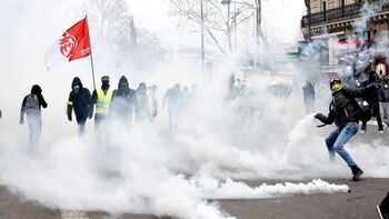 La policía lanzó gases lacrimógenos a los manifestantes (EFE/EPA/YOAN VALAT)