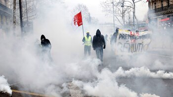 La tensión reodea la marcha número 12 de los chalecos amarillos (EFE/EPA/YOAN VALAT)