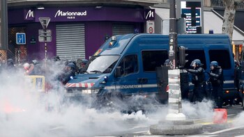 La Policía disparó también postas de goma (EFE/EPA/YOAN VALAT)
