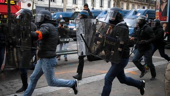 Se registraron corridas en el centro de París (AP Photo/Francois Mori)
