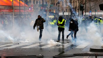 Los chalecos amarillos reclaman por la violencia policial (AP Photo/Francois Mori)