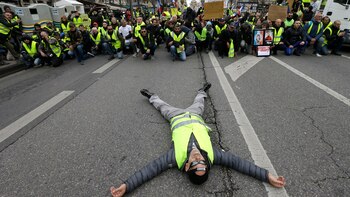 Una persona tendida sobre la calle (AP Photo/Claude Paris)