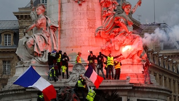 Los chalecos amarillos, en la Plaza de la República (AP Photo/Francois Mori)