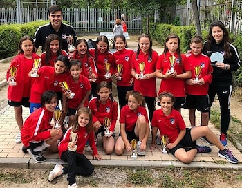 Camila, con sus compañeras de