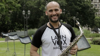 César toca el saxofón en