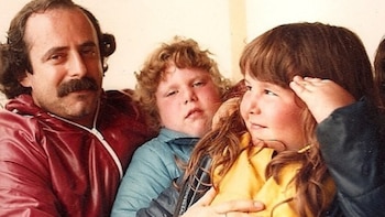 Jorge Guinzburg con sus hijas