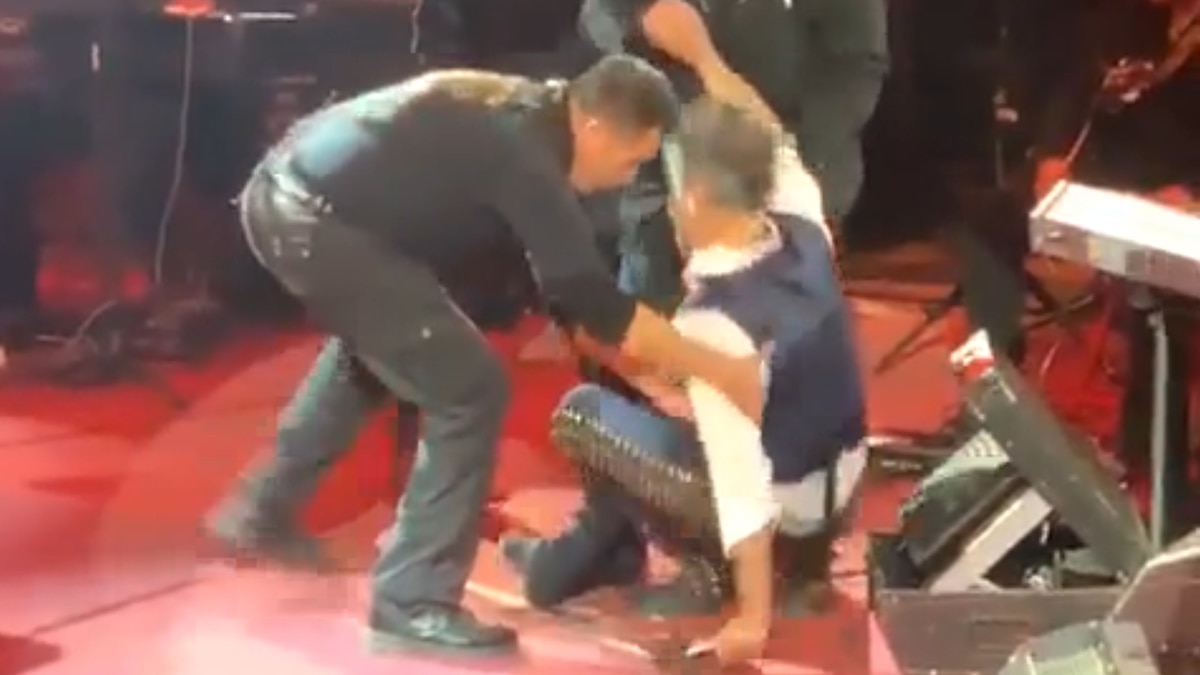 Alejandro Fernández terminó en el suelo durante concierto - Infobae