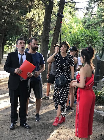 Lali le da indicaciones a