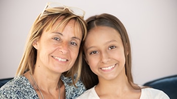 Martina junto a Gabriela, su mamá, que también estudio danzas en el Teatro Colón