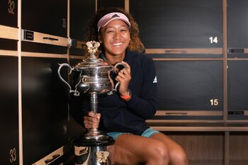 Naomi y el trofeo del Abierto de Australia, horas después de haber derrotado a la checa Petra Kvitova. Desde ese día es la nueva número uno del planeta.