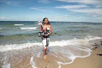 Al día siguiente de lograr el Abierto de Australia –su segundo Grand Slam consecutivo–, Naomi Osaka posó con el trofeo en las playas de Melbourne.