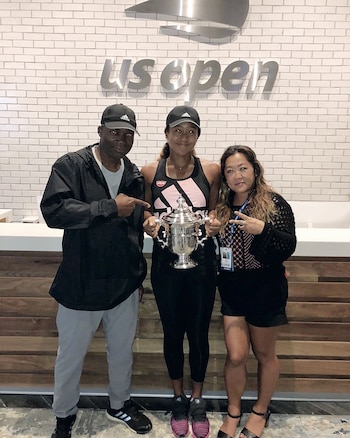 Los padres de la criatura, con el trofeo del US Open que logró tras vencer a su admirada Serena Williams.