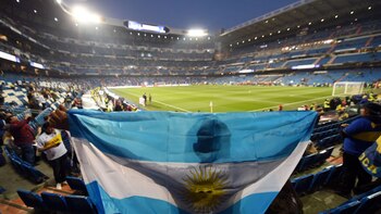 Un hincha sostiene una bandera