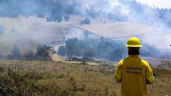Trabajadores combatiendo los incendios en