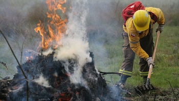 Un bombero trabajando en los