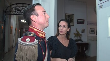 Carolina Prat escucha atenta a