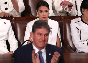 Alexandria Ocasio-Cortez se mostró seria durante