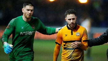 Joe Day abandona el campo de