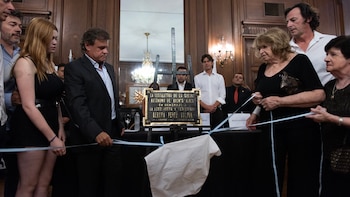 Los hermanos, su hija, su