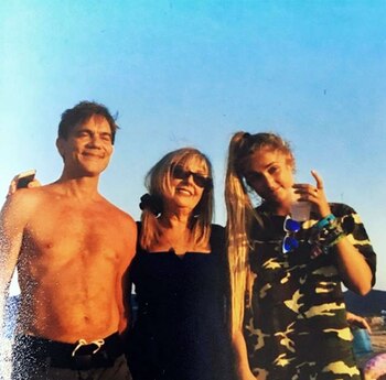 John Michie junto a su