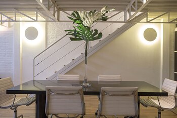 El comedor, con lámparas italianas