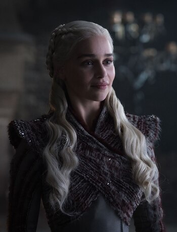 Emilia Clarke como Daenerys Targaryen