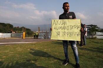 Un migrante venezolano sostiene un