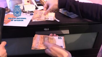 Guardaba miles de euros en