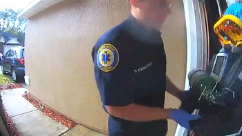 Los paramédicos llegaron a la residencia de Maureen Hatcher, la llevaron al centro de accidentes cerebrovasculares en el Baptist Medical Center en Jacksonville (Foto: captura de pantalla)