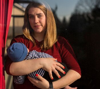 Amber Gorrow sostiene a su