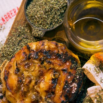 Provoleta con sal de carbón