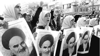 Mujeres vestidas con velo llevando