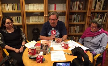 Es periodista, escritor y se