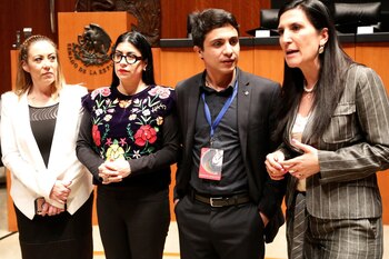 El activista acompañado por senadoras