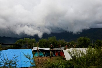 Un soldado se ríe de un campamento cerca del área donde encontraron una plantación ilegal de opio cerca de Pueblo Viejo en la Sierra Madre del Sur, en el estado sureño de Guerrero, México, el 24 de agosto de 2018.