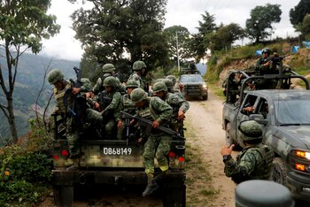 Los soldados llegan al área donde encontraron una plantación ilegal de opio en la Sierra Madre del Sur, en el estado sureño de Guerrero, México, el 24 de agosto de 2018.