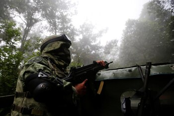 Los soldados patrullan el área de Pueblo Viejo en la Sierra Madre del Sur, en el estado sureño de Guerrero, México, el 24 de agosto de 2018.