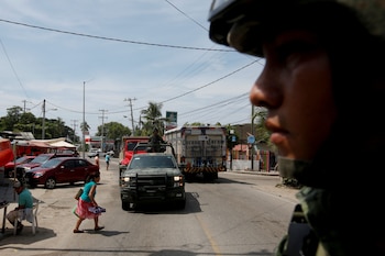 Soldados patrullan el área de camino a la Sierra Madre del Sur, en el estado sureño de Guerrero, México, el 24 de agosto de 2018.