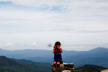 Un niño se sienta en una acera en Santa Cruz Yucucani, en la Sierra Madre del Sur, en el estado sureño de Guerrero, México, el 18 de agosto de 2018.