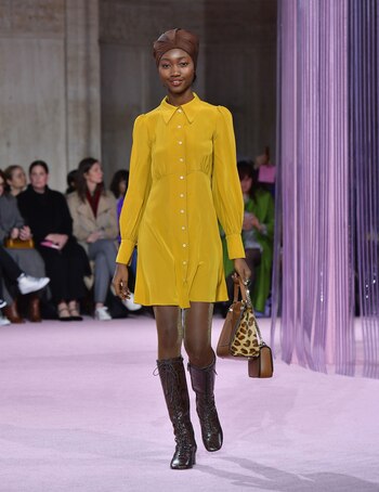 Vestidos camiseros abotonados en amarillo.