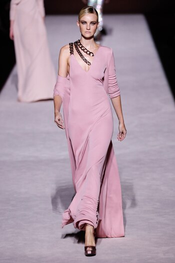 Vestidos asimétricos con cadenas, con